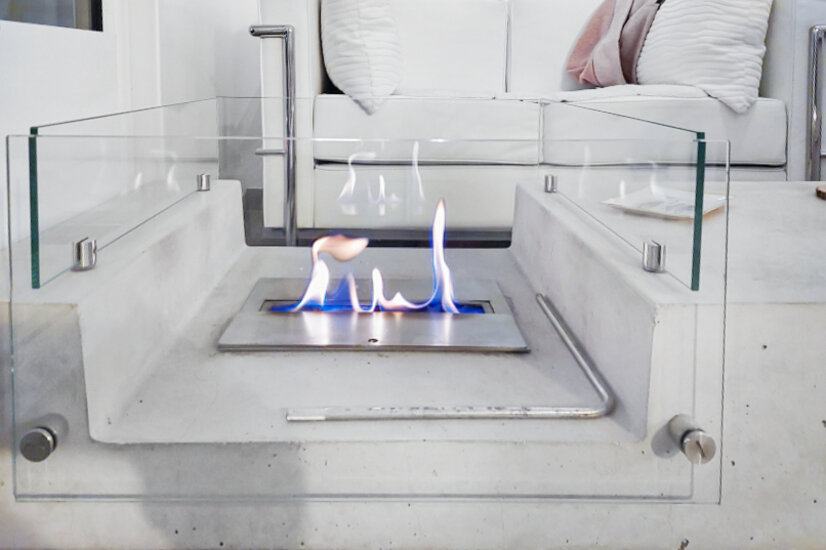 Ethanol Kamin im Tisch