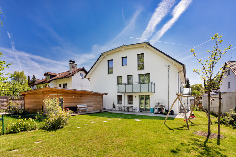 Großzügige Terrasse und Holzhütte