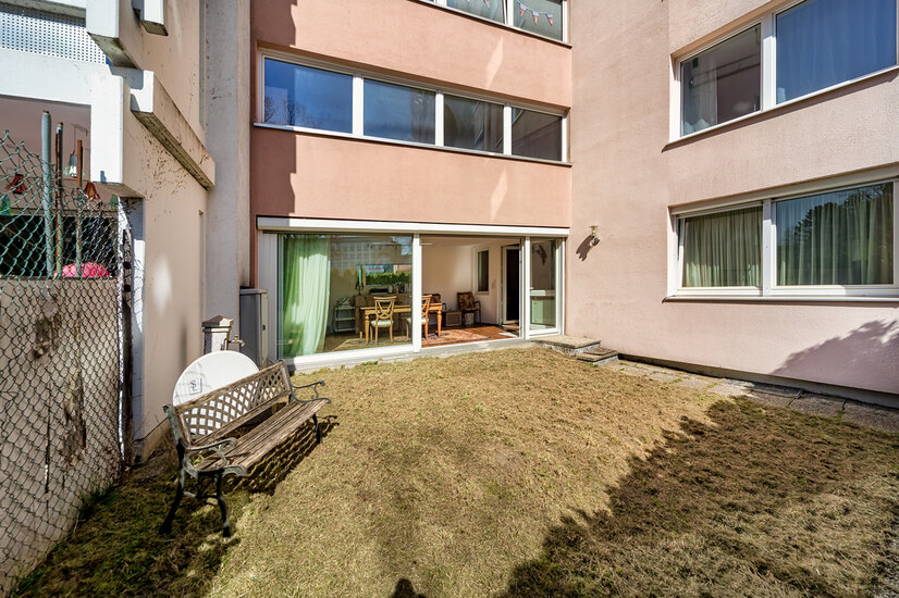 Garten mit zus. Eingangstür