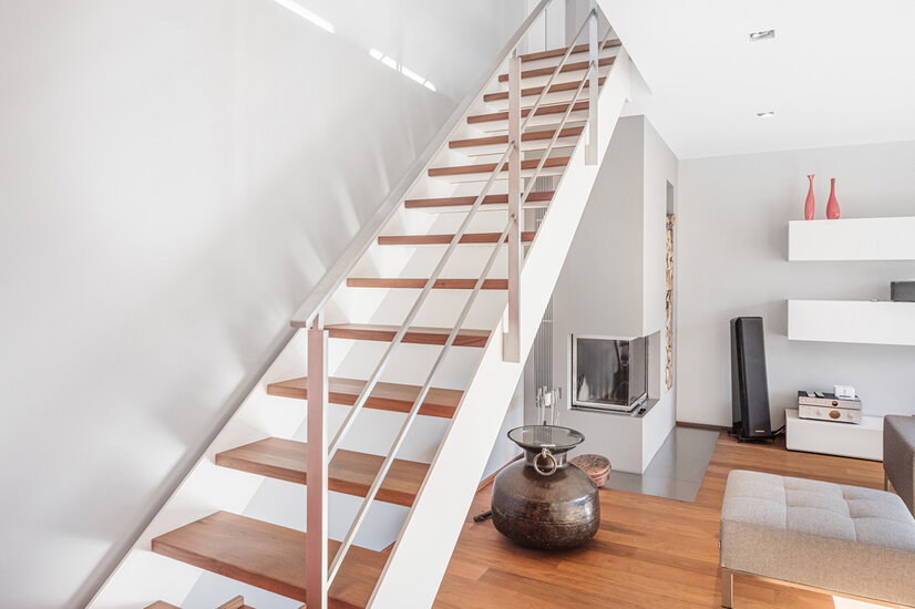 Elegante Treppe zum Dachgeschoss