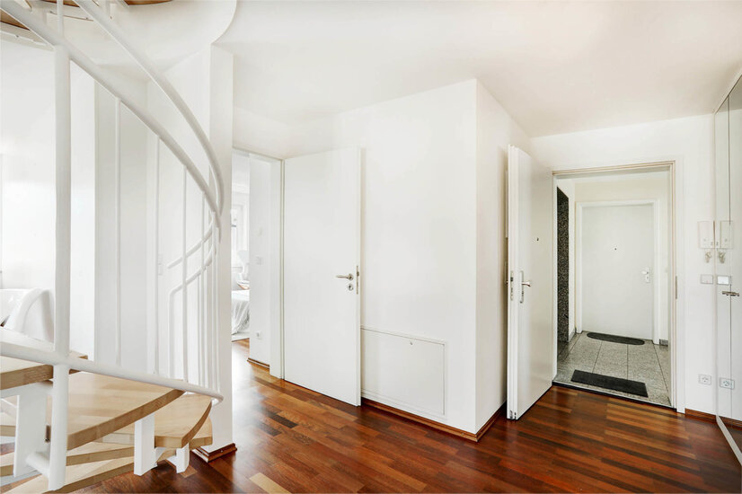 Geräumiger Eingangsbereich mit Einbauschrank