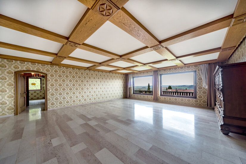großzügiges Wohnzimmer