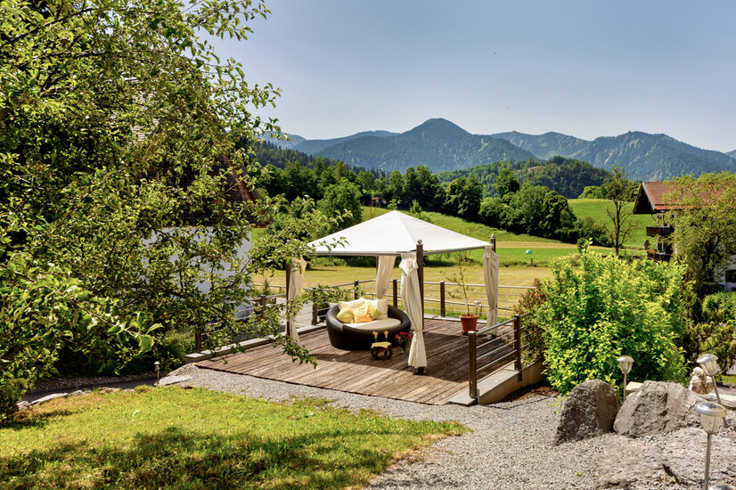 Sonnige Dachterrasse mit Alpenblick