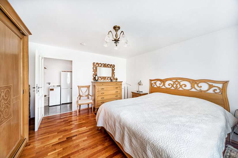 Schlafzimmer mit Blick zur Diele