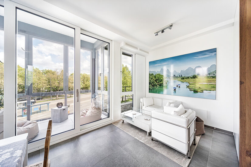 Wohnbereich mit Zugang zur Loggia