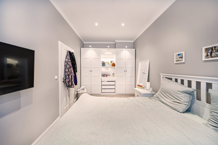 Schlafzimmer mit Kleiderschrank