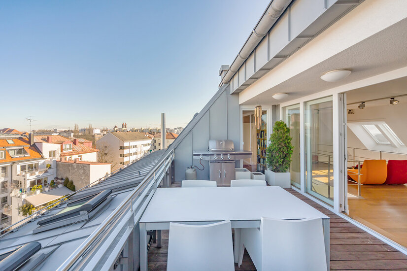 Dachterrasse mit Blick über die Dächer Münchens