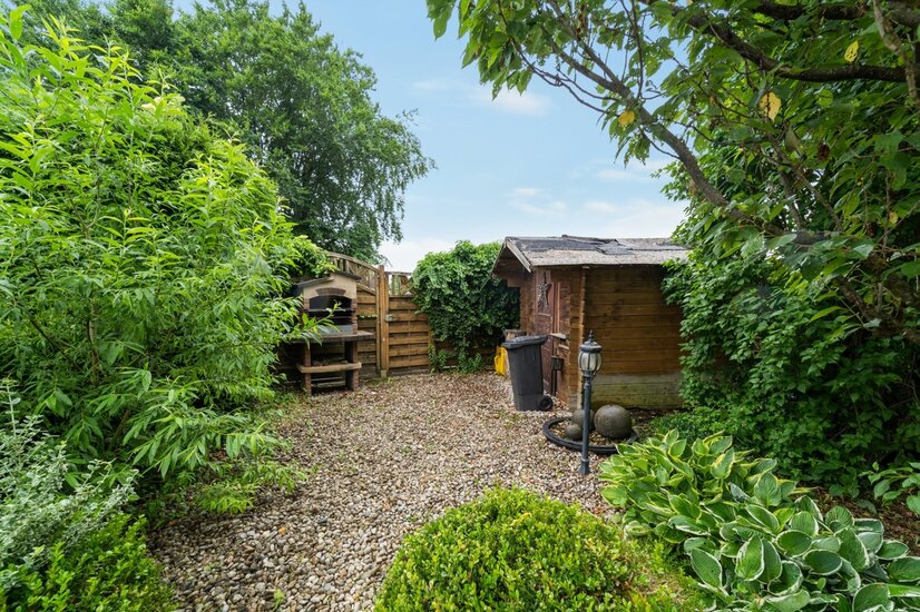 Grillecke und Gartenhäuschen