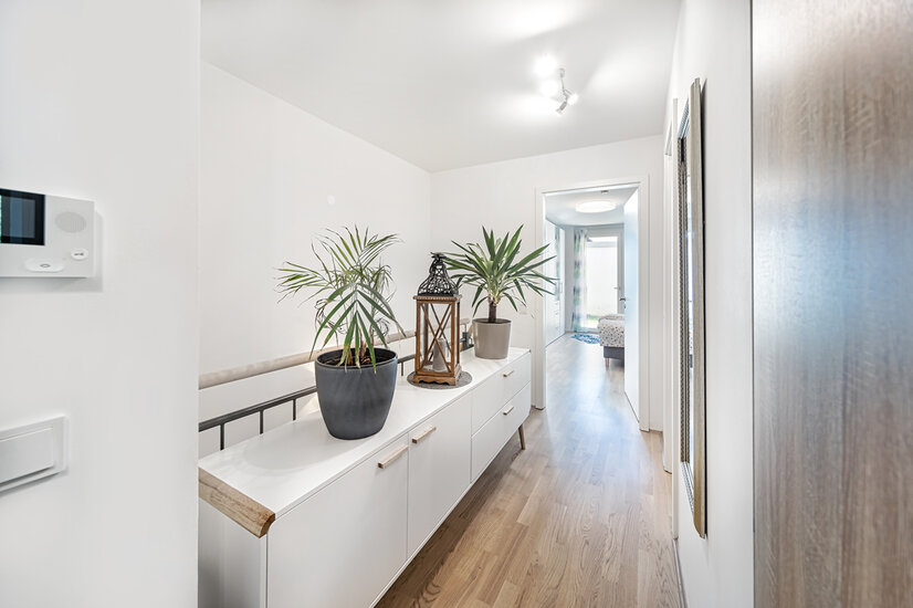 Flur mit Treppe zum UG